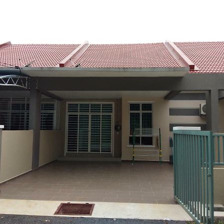 Z&M Homestay Jertih Экстерьер фото