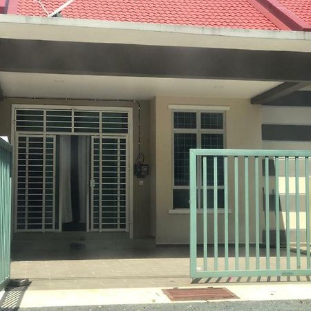 Z&M Homestay Jertih Экстерьер фото