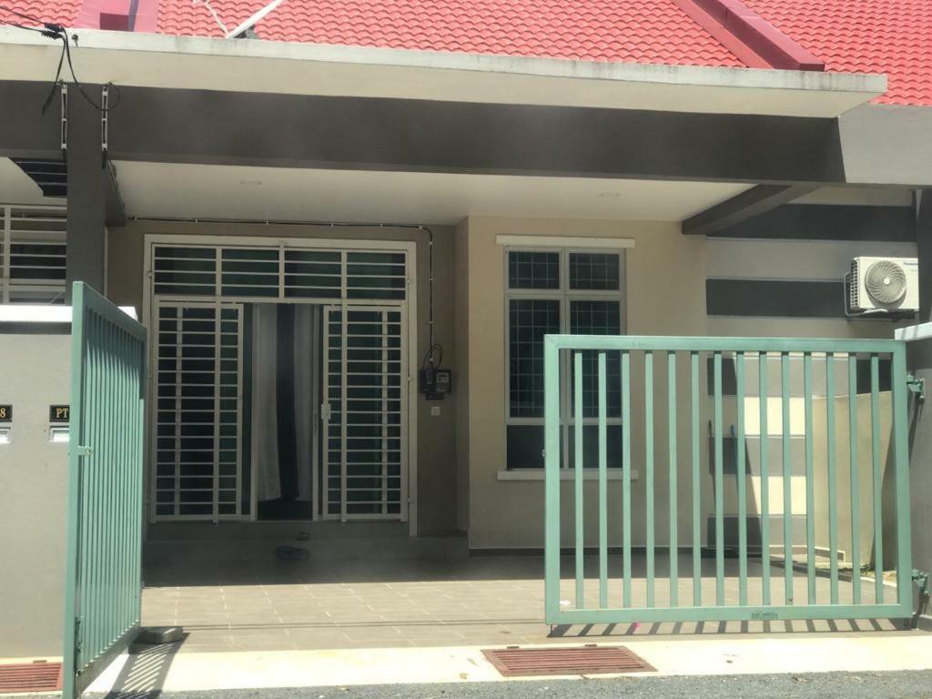 Z&M Homestay Jertih Экстерьер фото